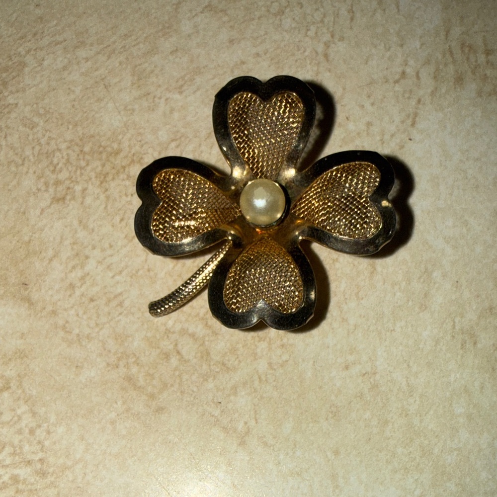 Coro Gold-Tone 4 Leaf Clover Brooch with Pearlescent Center